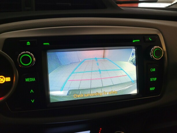 toyota-yaris-elektrisitetbensin-2014-big-24