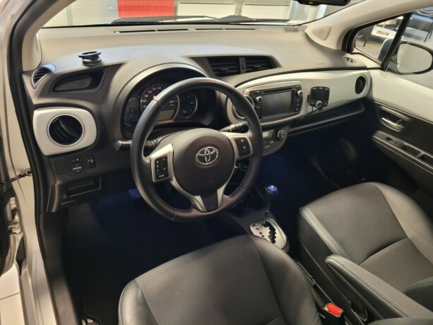 toyota-yaris-elektrisitetbensin-2014-big-20