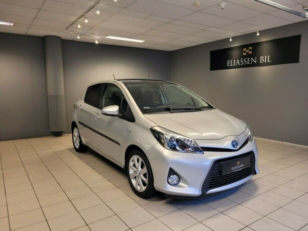 toyota-yaris-elektrisitetbensin-2014-big-9