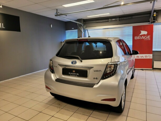 toyota-yaris-elektrisitetbensin-2014-big-4