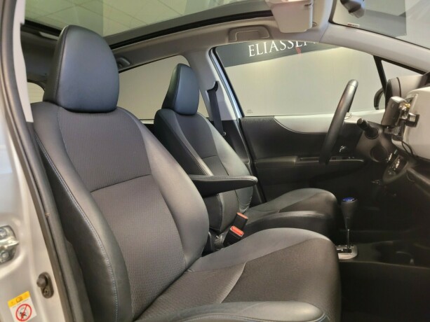 toyota-yaris-elektrisitetbensin-2014-big-11