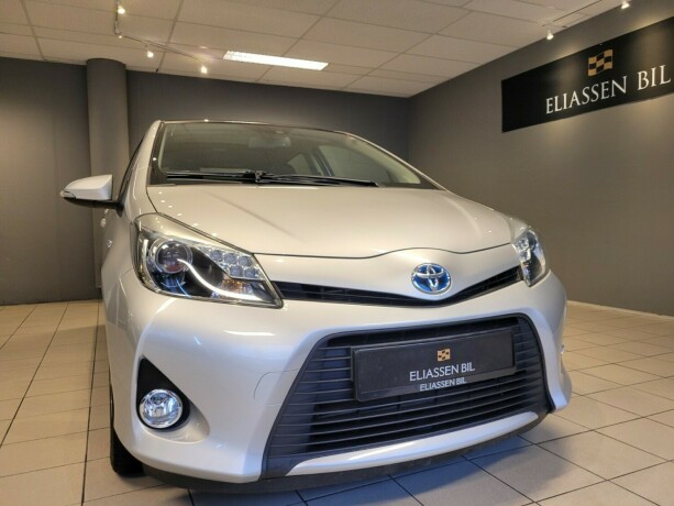 toyota-yaris-elektrisitetbensin-2014-big-8