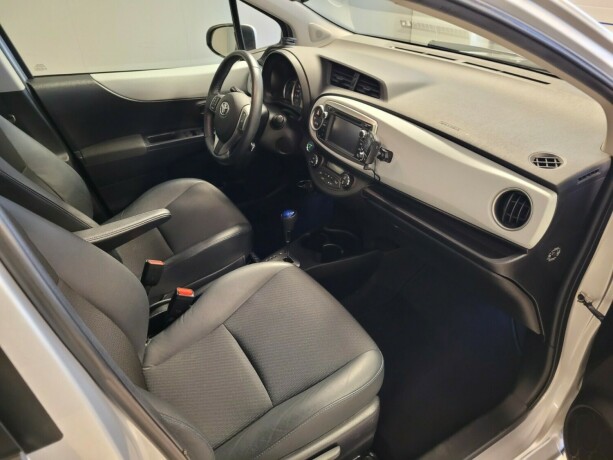 toyota-yaris-elektrisitetbensin-2014-big-14