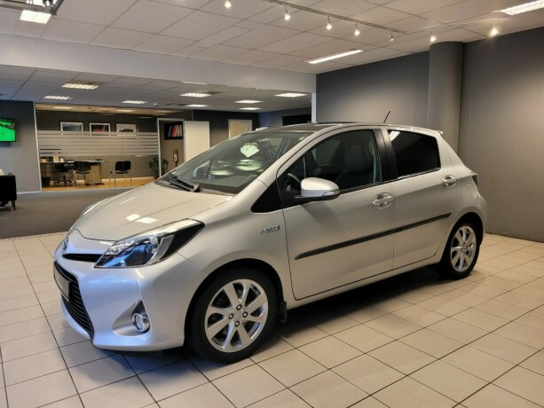 toyota-yaris-elektrisitetbensin-2014-big-6