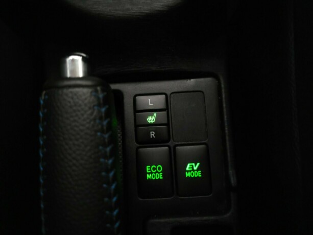 toyota-yaris-elektrisitetbensin-2014-big-23