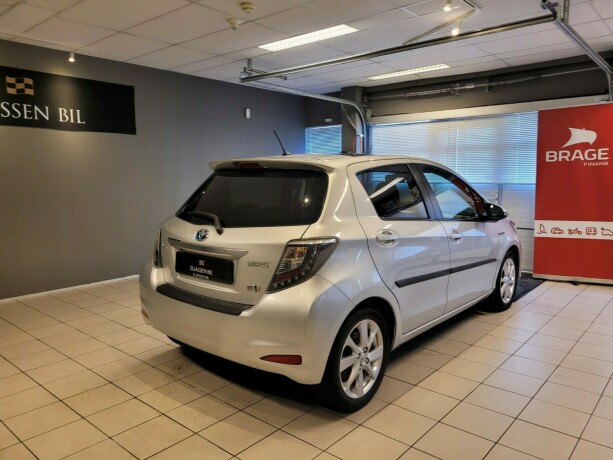 toyota-yaris-elektrisitetbensin-2014-big-3