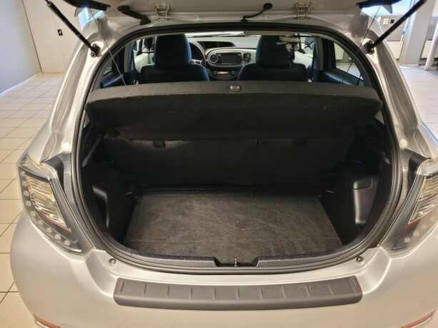 toyota-yaris-elektrisitetbensin-2014-big-16