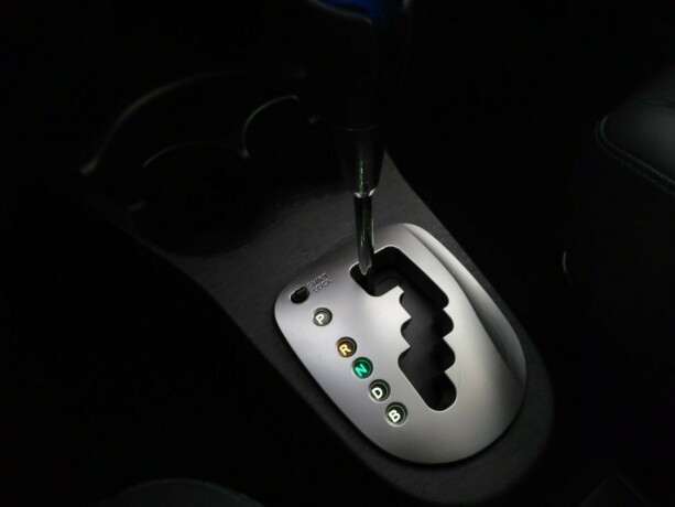 toyota-yaris-elektrisitetbensin-2014-big-22