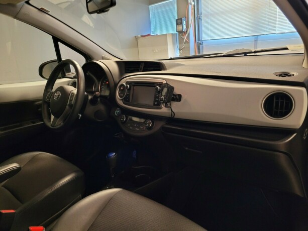 toyota-yaris-elektrisitetbensin-2014-big-12