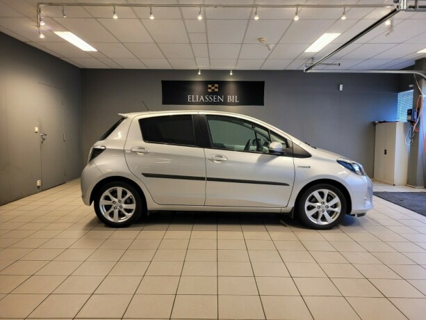 toyota-yaris-elektrisitetbensin-2014-big-2