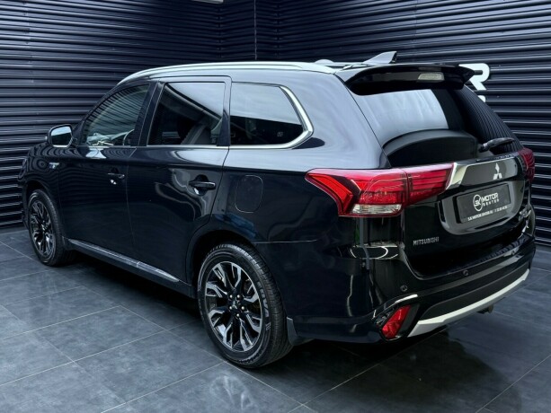 mitsubishi-outlander-elektrisitetbensin-2015-big-1