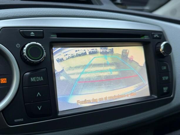 toyota-yaris-elektrisitetbensin-2013-big-19