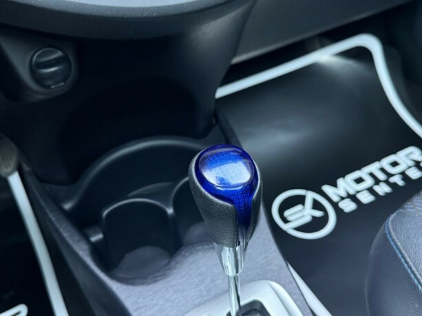 toyota-yaris-elektrisitetbensin-2013-big-25