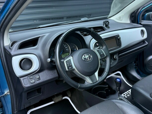 toyota-yaris-elektrisitetbensin-2013-big-11