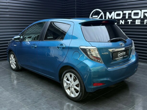 toyota-yaris-elektrisitetbensin-2013-big-1