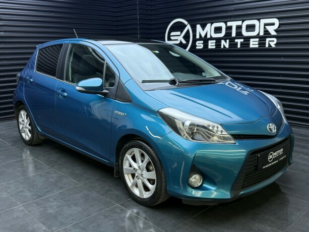 toyota-yaris-elektrisitetbensin-2013-big-0