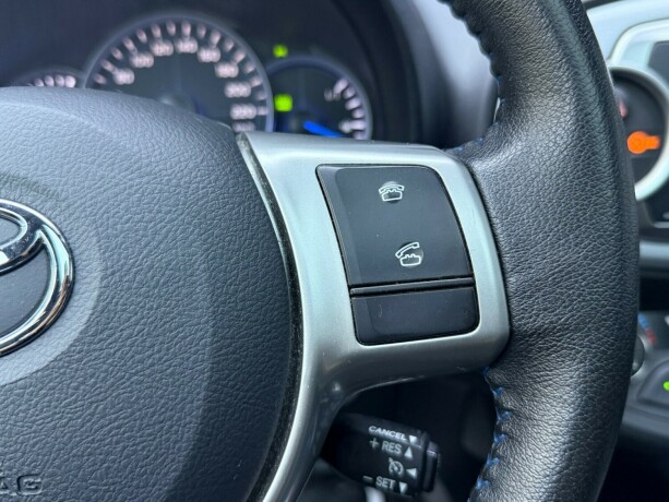 toyota-yaris-elektrisitetbensin-2013-big-16