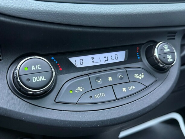 toyota-yaris-elektrisitetbensin-2013-big-23