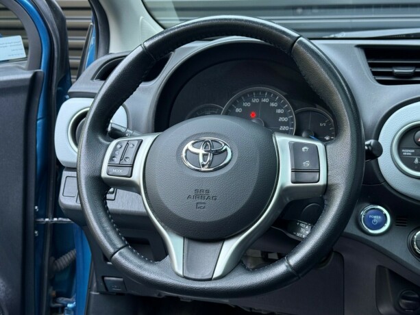 toyota-yaris-elektrisitetbensin-2013-big-13