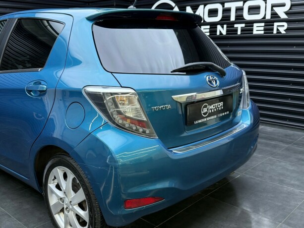 toyota-yaris-elektrisitetbensin-2013-big-6