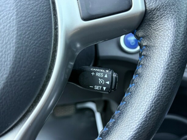 toyota-yaris-elektrisitetbensin-2013-big-17