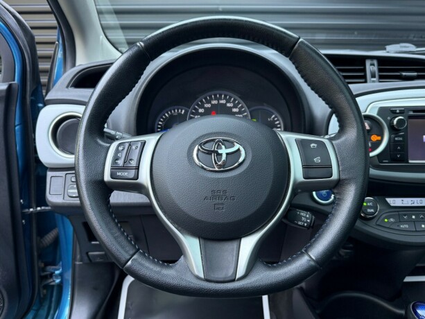toyota-yaris-elektrisitetbensin-2013-big-14