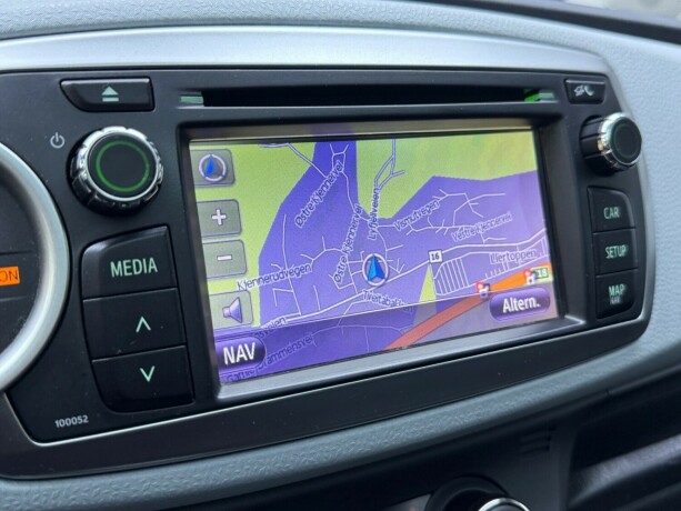 toyota-yaris-elektrisitetbensin-2013-big-20