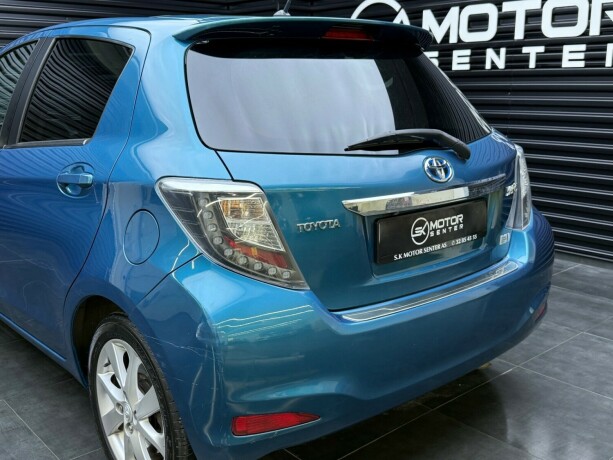 toyota-yaris-elektrisitetbensin-2013-big-5