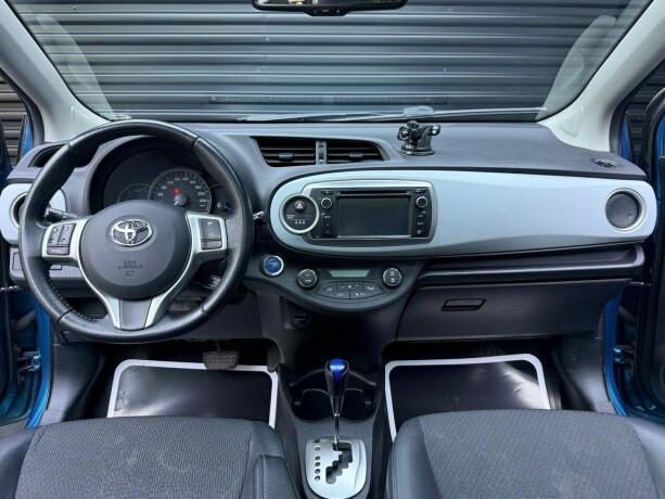 toyota-yaris-elektrisitetbensin-2013-big-10