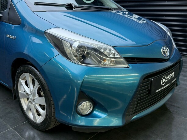 toyota-yaris-elektrisitetbensin-2013-big-2