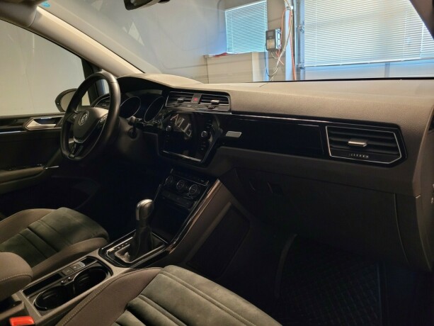volkswagen-touran-bensin-2020-big-12