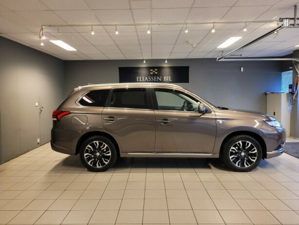 mitsubishi-outlander-elektrisitetbensin-2016-big-3