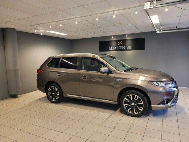 mitsubishi-outlander-elektrisitetbensin-2016-big-2
