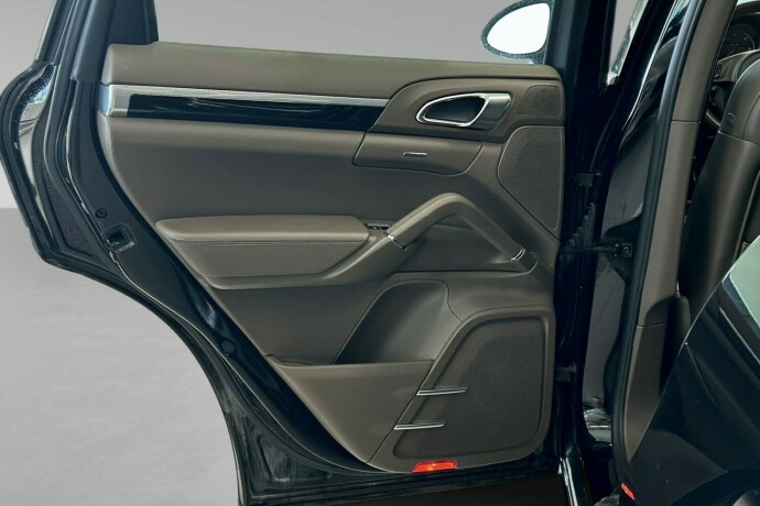 porsche-cayenne-diesel-2011-big-11