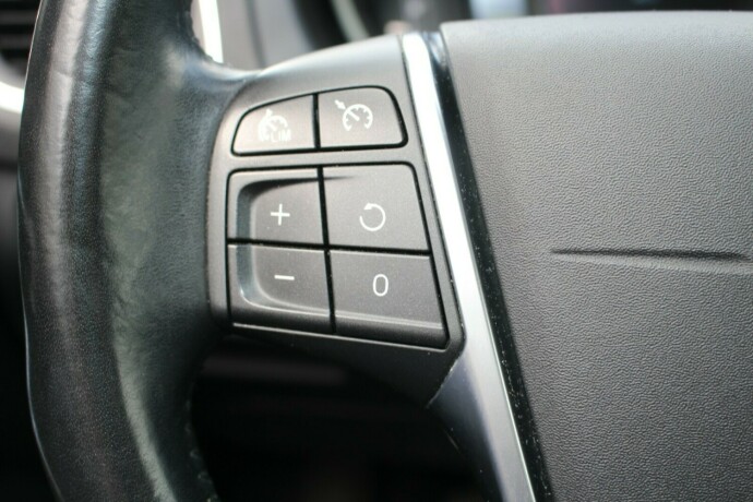 volvo-v40-diesel-2013-big-10