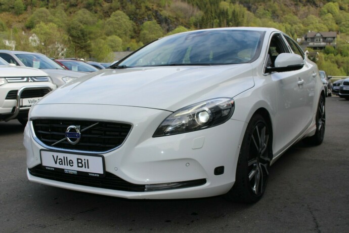 volvo-v40-diesel-2013-big-1