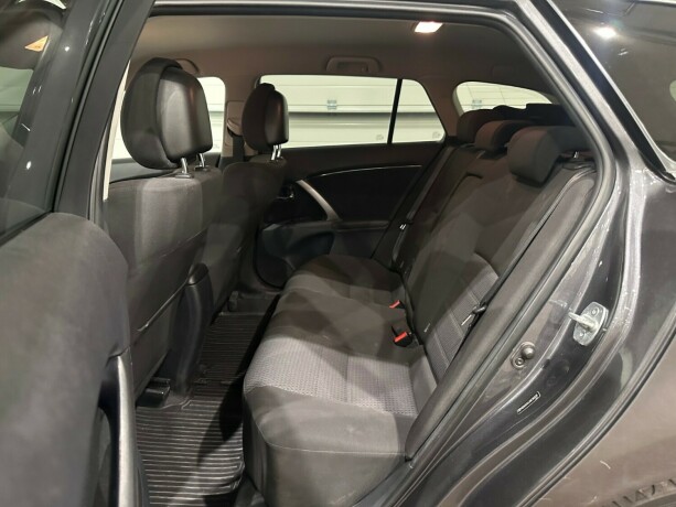 toyota-avensis-diesel-2012-big-9