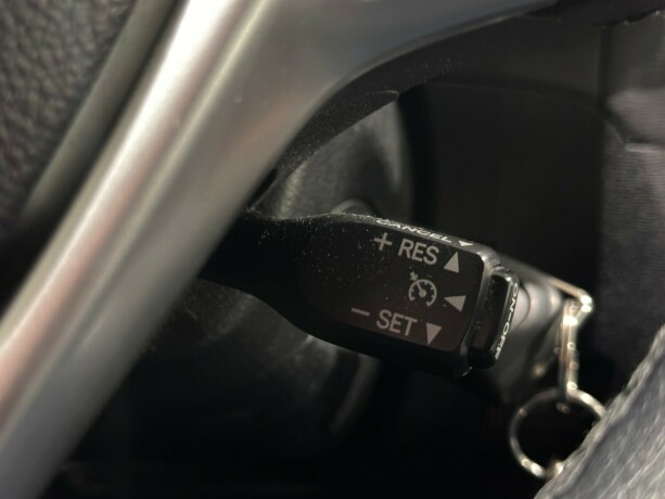 toyota-avensis-diesel-2012-big-16