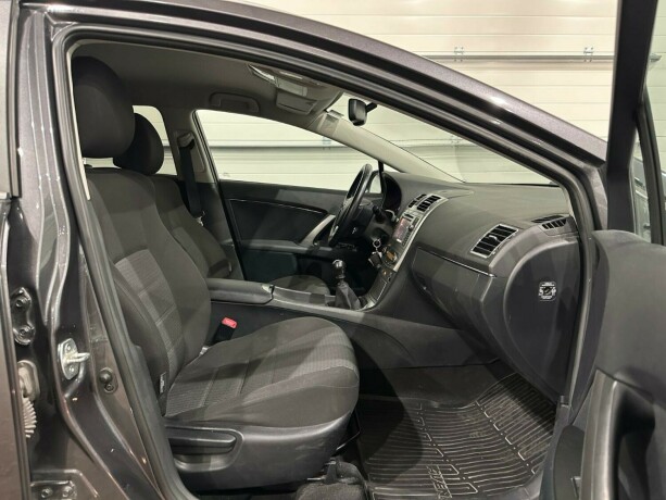 toyota-avensis-diesel-2012-big-8