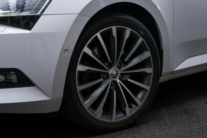 skoda-superb-bensin-2018-big-3