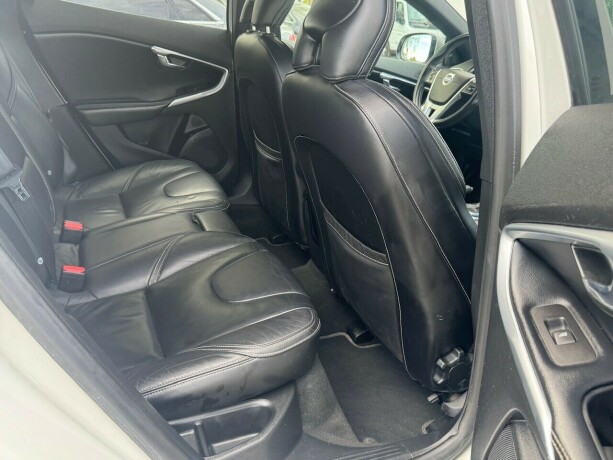 volvo-v40-diesel-2014-big-12