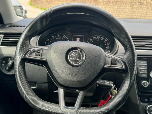 skoda-octavia-bensin-2015-big-9