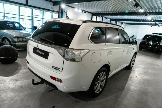 mitsubishi-outlander-elektrisitetbensin-2015-big-3