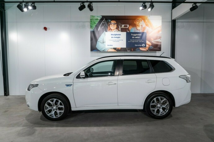 mitsubishi-outlander-elektrisitetbensin-2015-big-2
