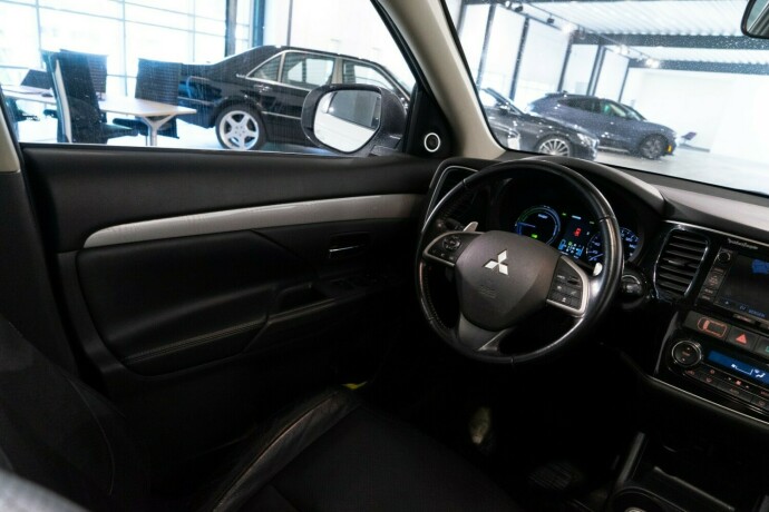 mitsubishi-outlander-elektrisitetbensin-2015-big-9