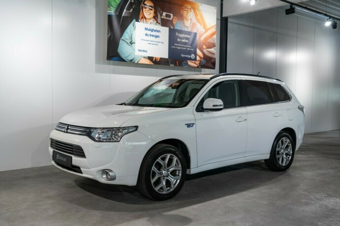 mitsubishi-outlander-elektrisitetbensin-2015-big-0
