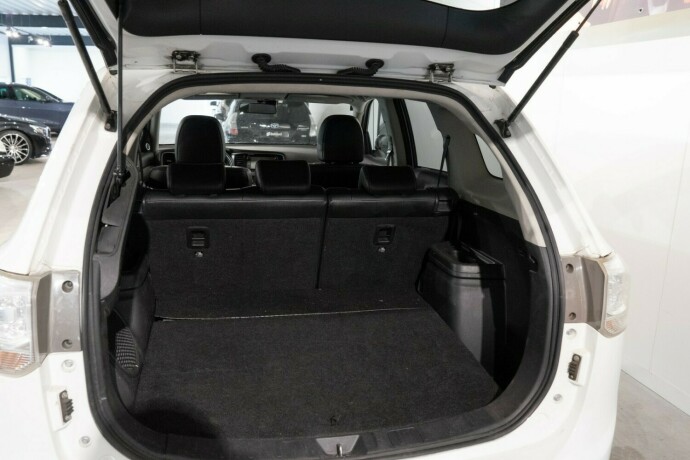 mitsubishi-outlander-elektrisitetbensin-2015-big-11