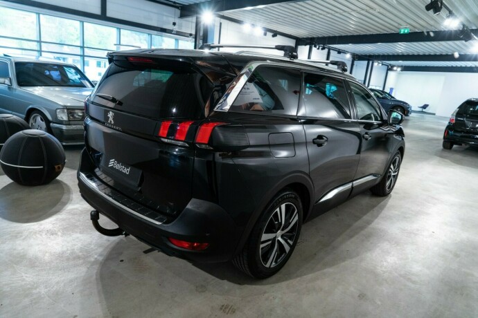 peugeot-5008-bensin-2018-big-3