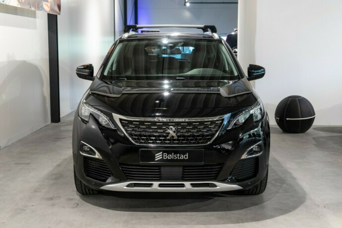 peugeot-5008-bensin-2018-big-1