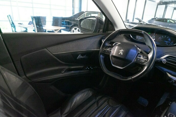 peugeot-5008-bensin-2018-big-5